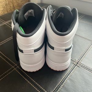 BRAND NEW Youth 6.5 Nike Air Jordan 1 Mid White with Arctic Orange sneakers